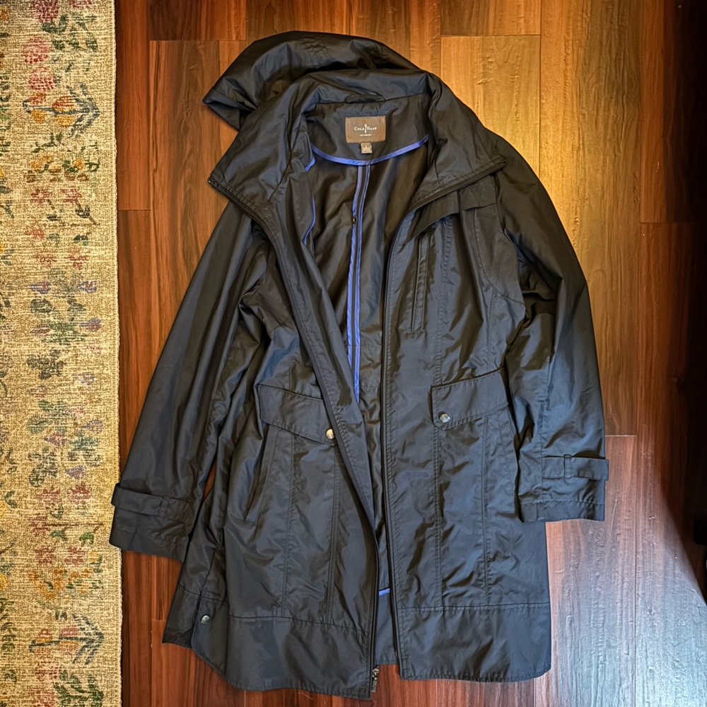 Cole Haan dark blue/navy raincoat with vent. Size Large. Good condition